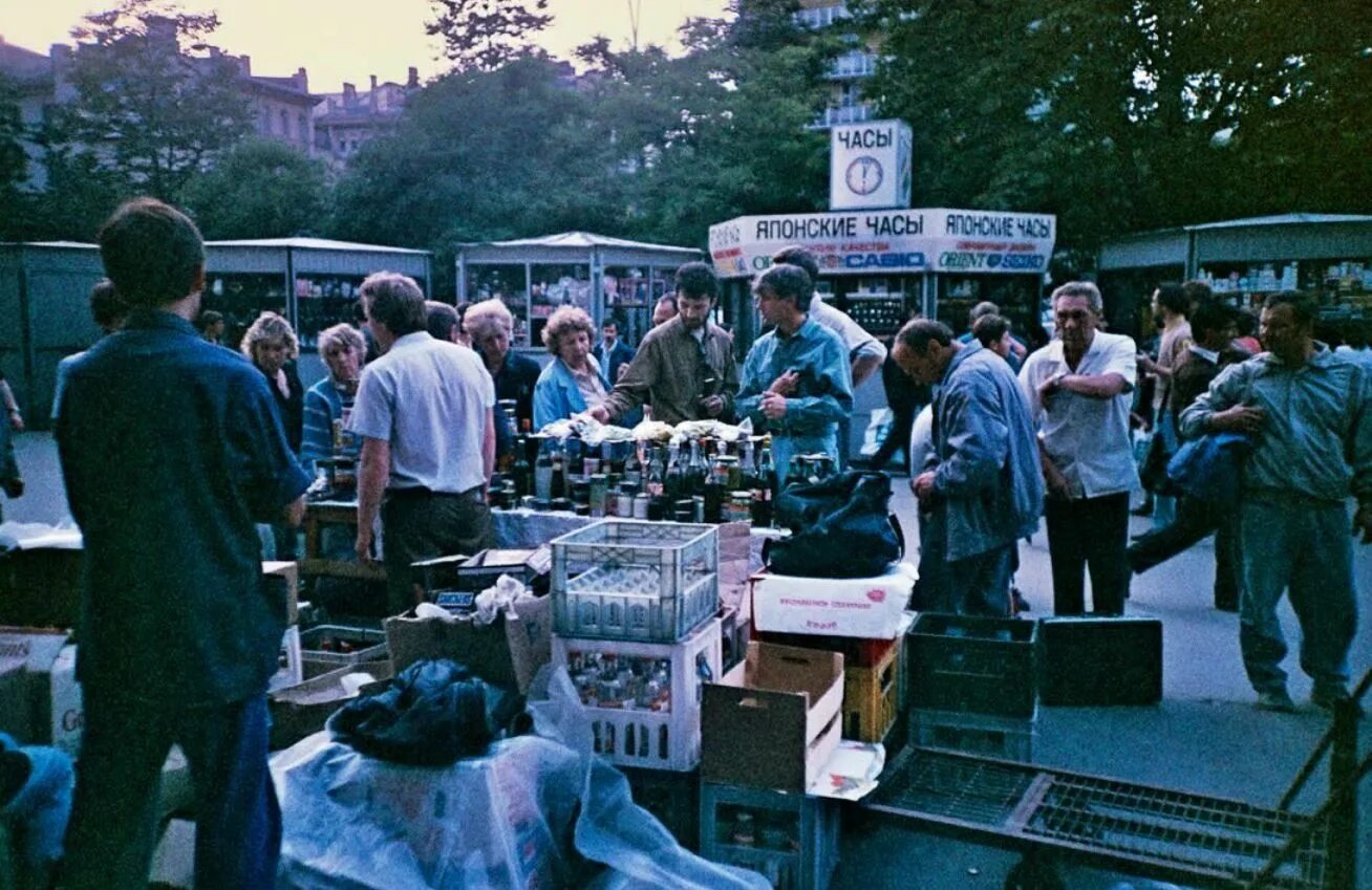 Лихие 1990-е Москва. Сокольники рынок 90-е. Москва 90-е рынки. Горбушка рынок в 90-е годы.