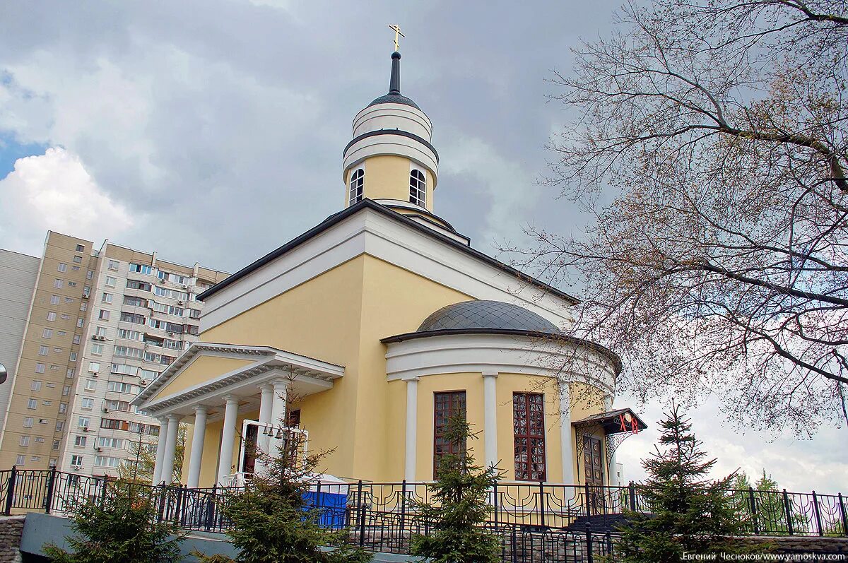 Храм иннокентия в бескудниково. Храм на бескудниковском бульваре. Церковь иннокентия митрополита московского. Храм святителя иннокентия московского екатеринбург. Храм святителя иннокентия московского екатеринбург.