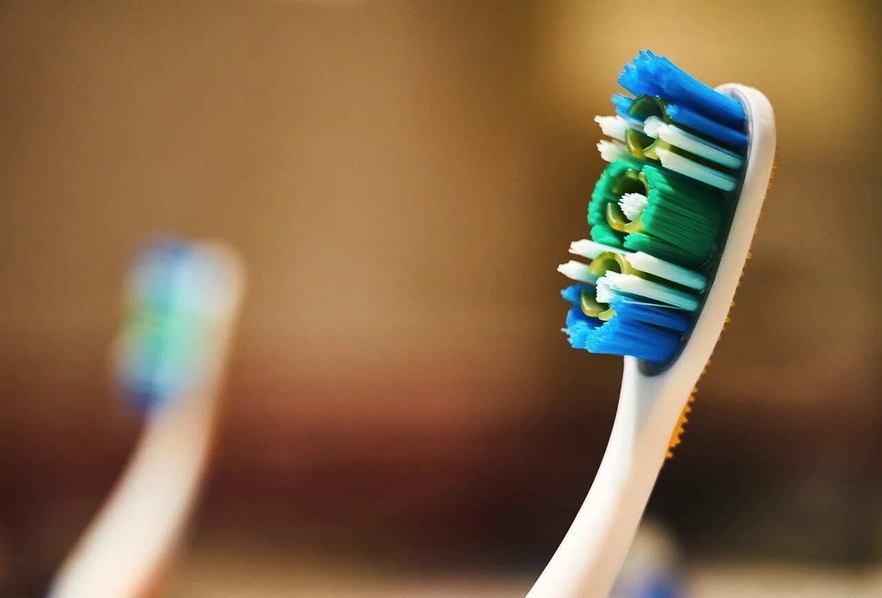 Красивые зубные щетки. Старая щетка для зубов. Зубная щетка. Зубная паста выдавленная. Электрическая и обычная зубная щетка.