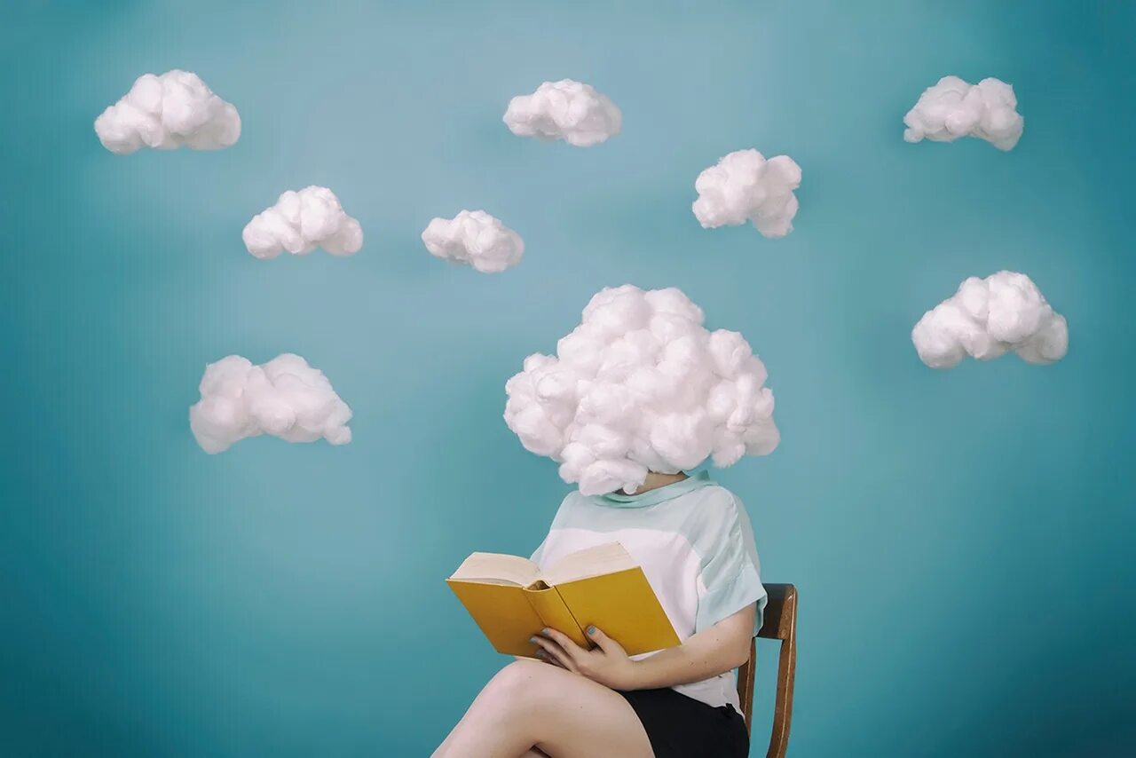 Мальчик спит. Мужчина в кровати. Мысль лежать. Возникла идея. Лампочка идея.