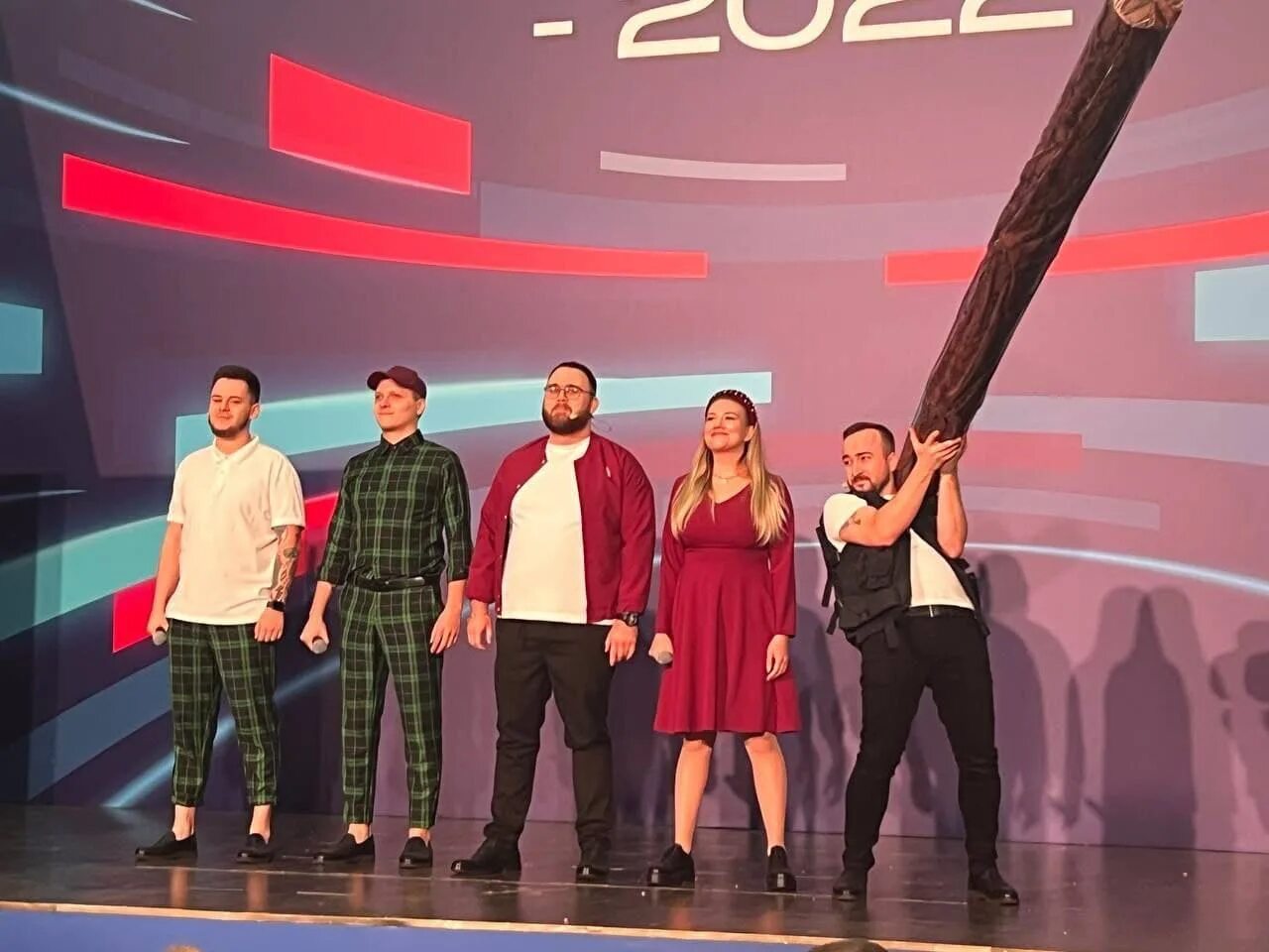 Команда чемодан лига городов. Команда чемодан лига городов. Команды квн 2022 высшая лига. Команда чемодан лига городов. Локобаскет фото.