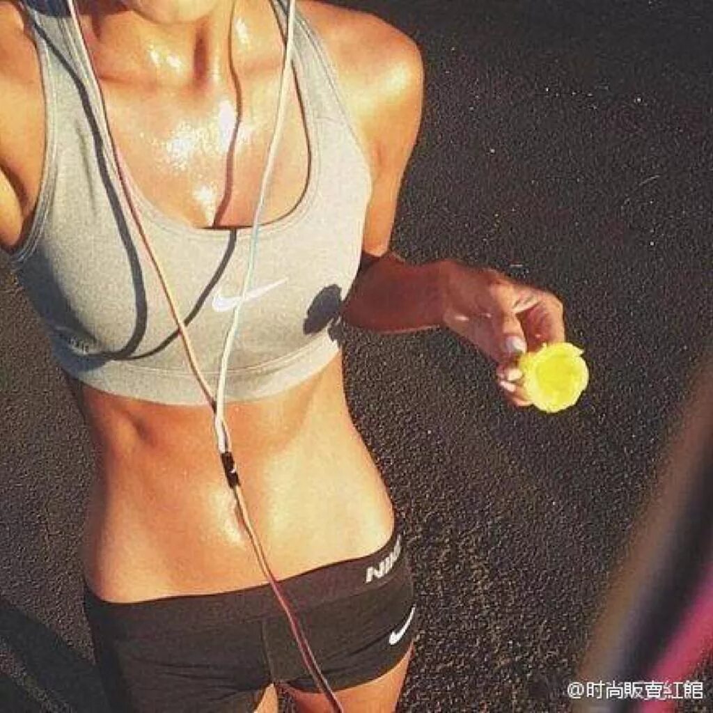 спортивные девушки красивые. спортивная девушка без лица. спортивная женщина без лица. девушка в спортивном костюме. спортивная девушка с длинными волосами.