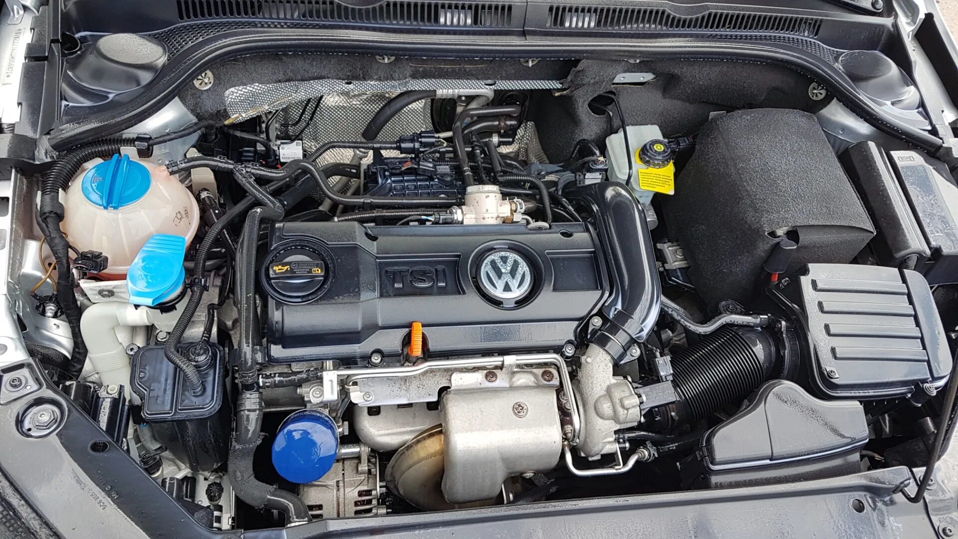 Volkswagen jetta какой двигатель. Фольксваген Джетта 1.6 турбо. Фольксваген Джетта 2003 1.8 турбо подкапотка. Двигатель VW Golf 4 1.4. VW 1.4 TSI подкапотное.