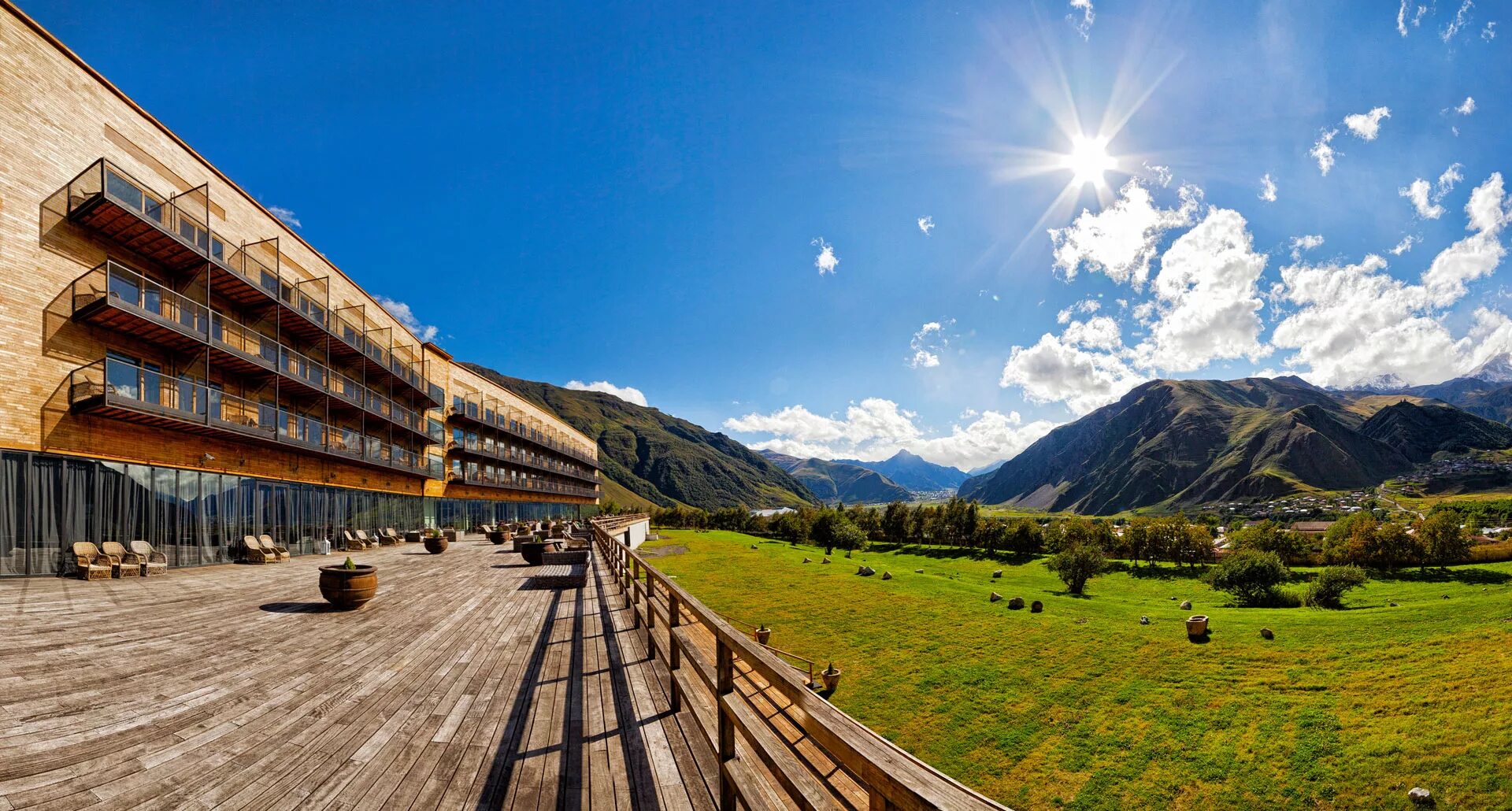 Гостиницы в грузии. Rooms Hotel Kazbegi Степанцминда, Грузия. Казбеги Грузия отель Rooms Hotel. Казбеги отель в горах.