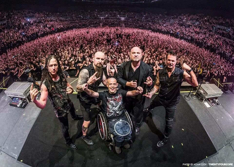 Дистурбед 2005. Disturbed москва 2019. Disturbed вокалист. Рок группа disturbed. Disturbed концерты.
