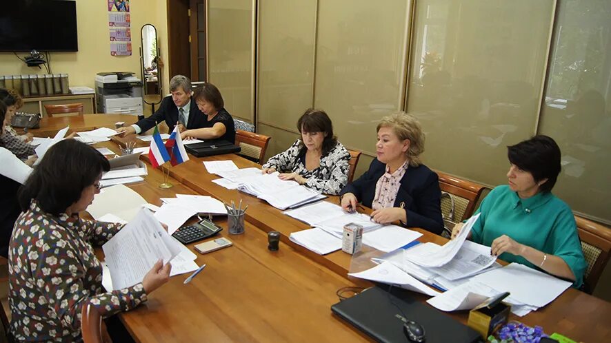 Работа со списком избирателей. Избирательная комиссия. Выборы избирком. Фото участковая избирательная комиссия на выборах президента рф фото. Математика на выборах.