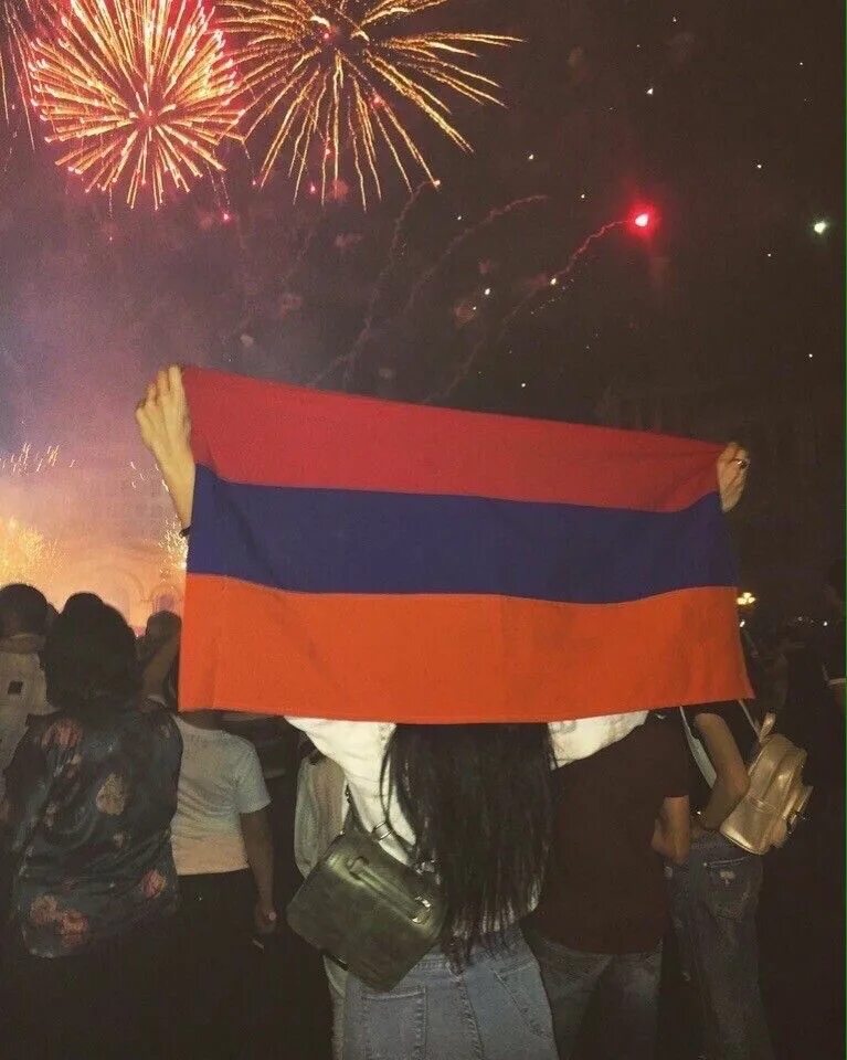 Армяне держат пост. Армянский флаг. Девушка с флагом Армении. Армянка с флагом. Девочка с армянским флагом.