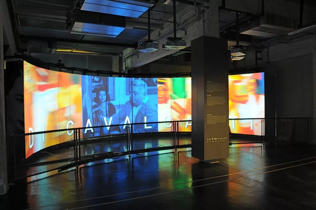 Интерактивная мультимедийная выставка. Музей футбола. Сан-Паулу, Бразилия. Экран на выставке. Экран в музее. Проекционный экран в музее.