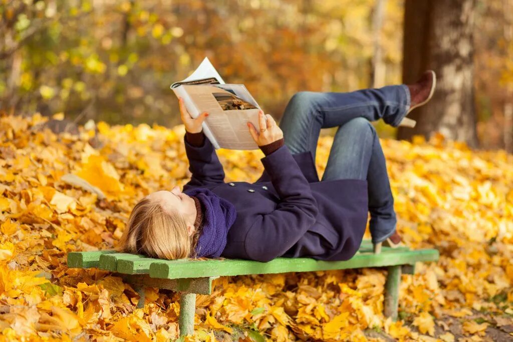 Читать литеет. Осень люди. Люди осенью. Фотосессия с книгой. Люди на скамейке осенью.
