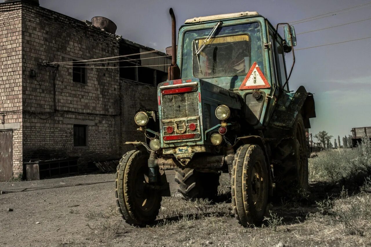 Большие советские трактора. МТЗ 80 СССР. Трактор МТЗ СССР. МТЗ-80 трактор. Советский трактор ЮМЗ Беларус.