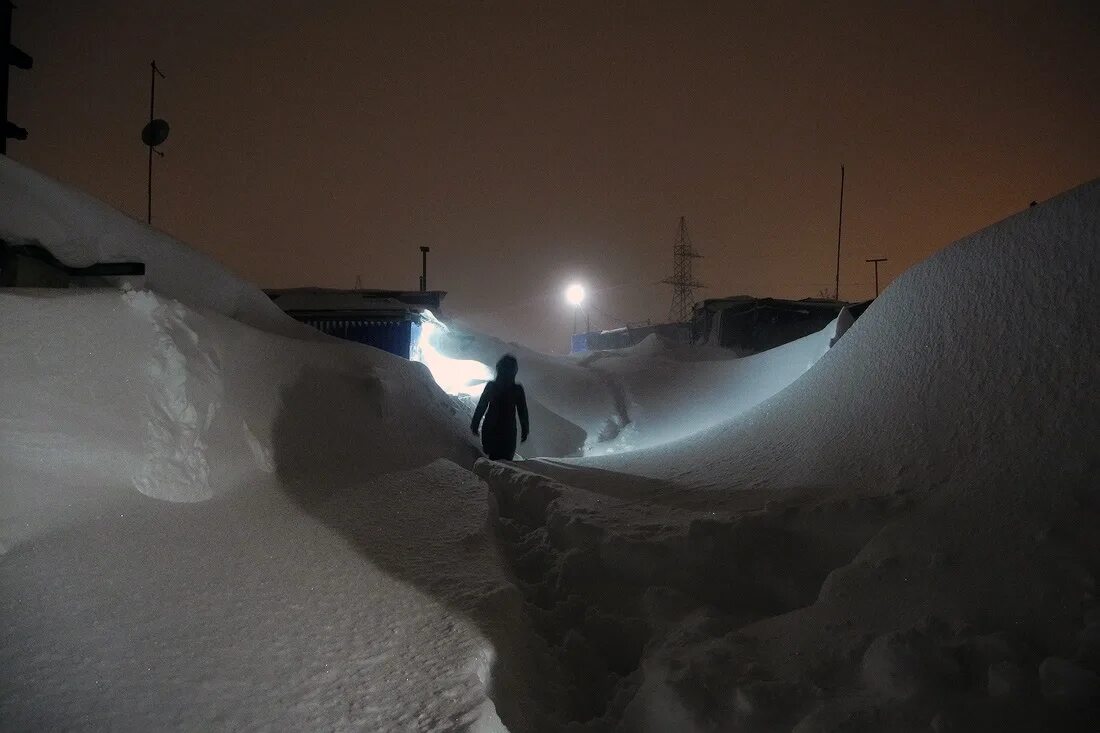 Во время пурги. Норильск 2020 снег. Норильск Пурга. Норильск Пурга сугробы. Норильск зимой Пурга.