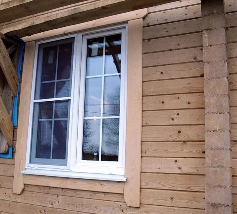 Пластиковое окно в брус. Наличники в деревянном доме. Наличники на каркасном доме. Пластиковые окна в деревянном доме. Наличники на окна.