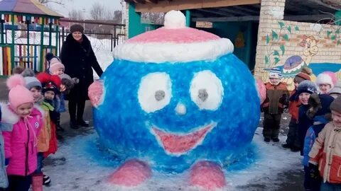 Осьминог из снега в детском