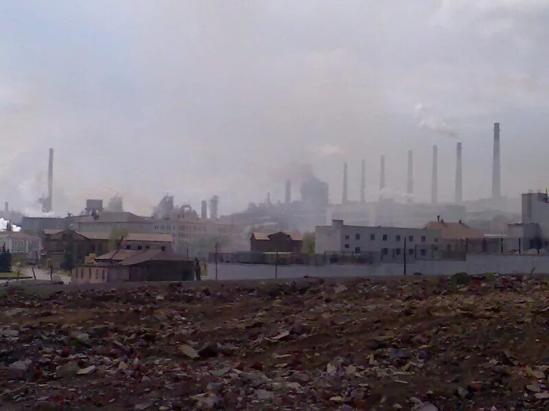 Металлургический завод алчевск. Алчевск обстановка. Алчевск луганская область. Алчевск луганская область обстрелы. Взрыв в алчевске.