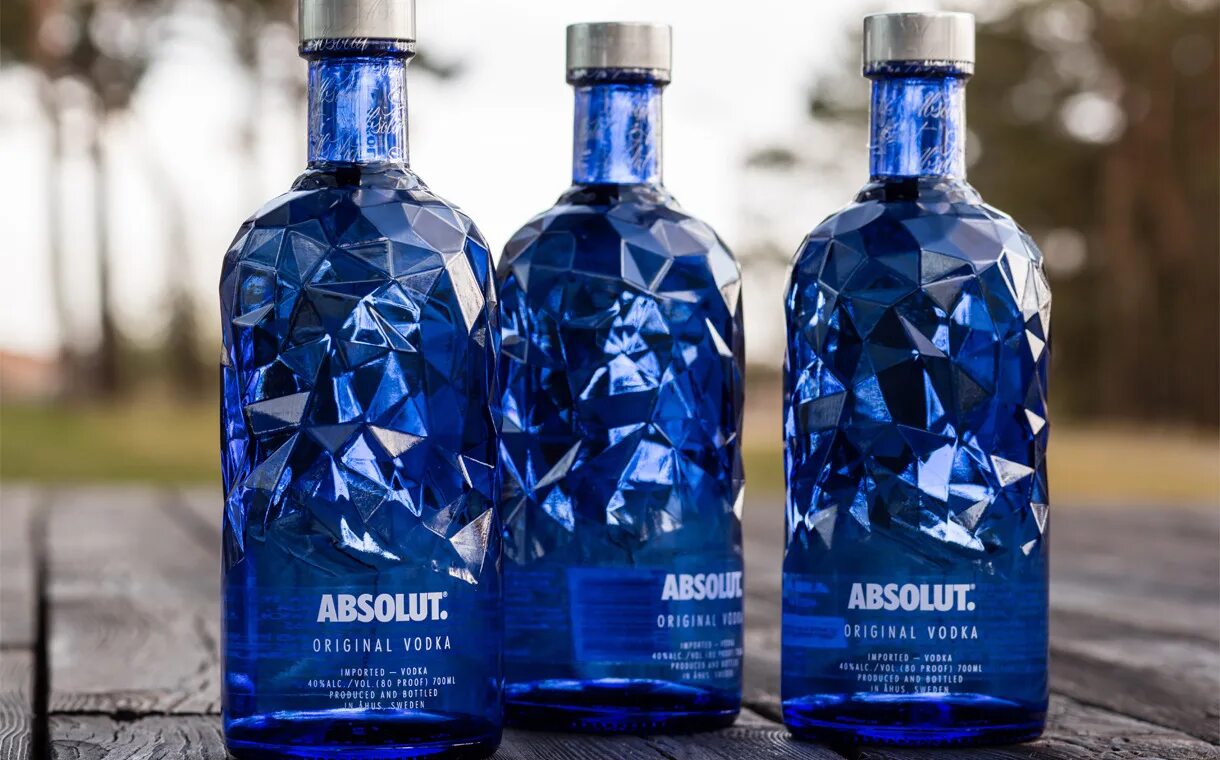 Absolute blue. Absolut Crystal. Оригинальные бутылки. Бутылки необычной формы.
