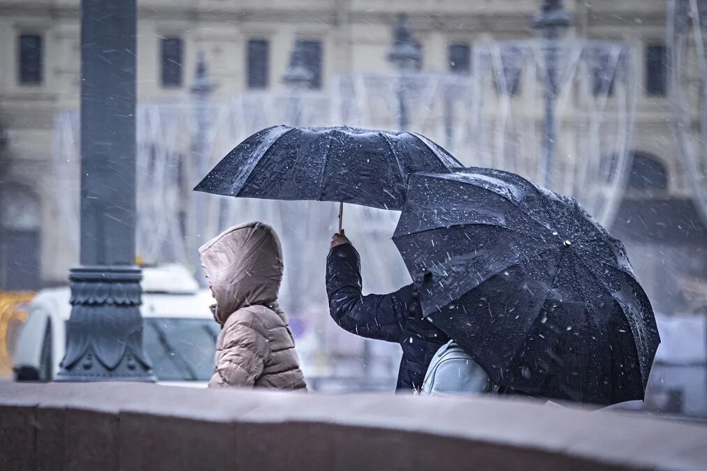 Дождливый день. Оттепель в Москве. Небольшой дождь со снегом. Небольшой снег.