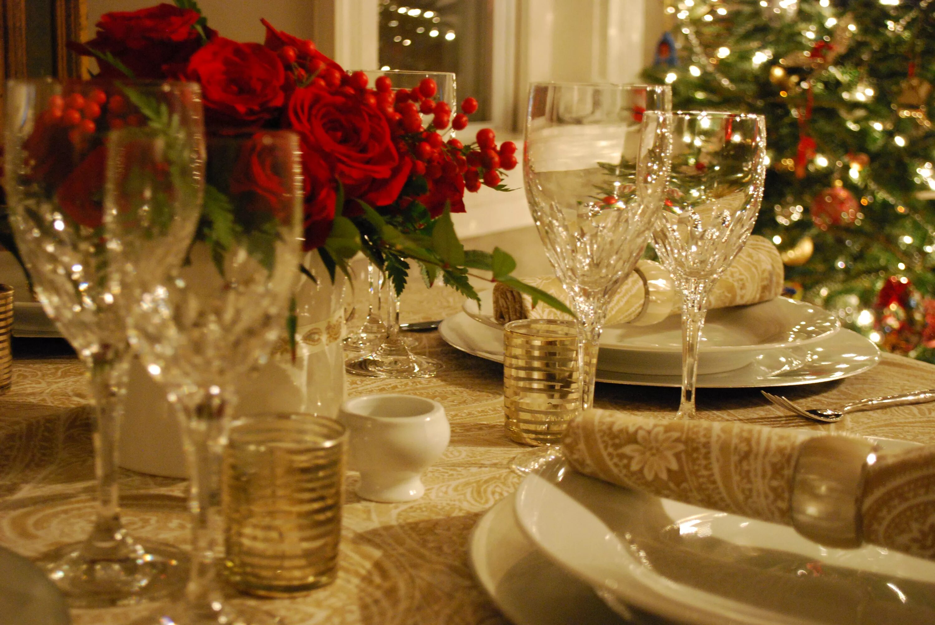 Фотки новогоднего стола. Сервировка праздничного стола на новый год. Красивый стол на новый год. Шикарный новогодний стол. Красиво сервированный новогодний стол.