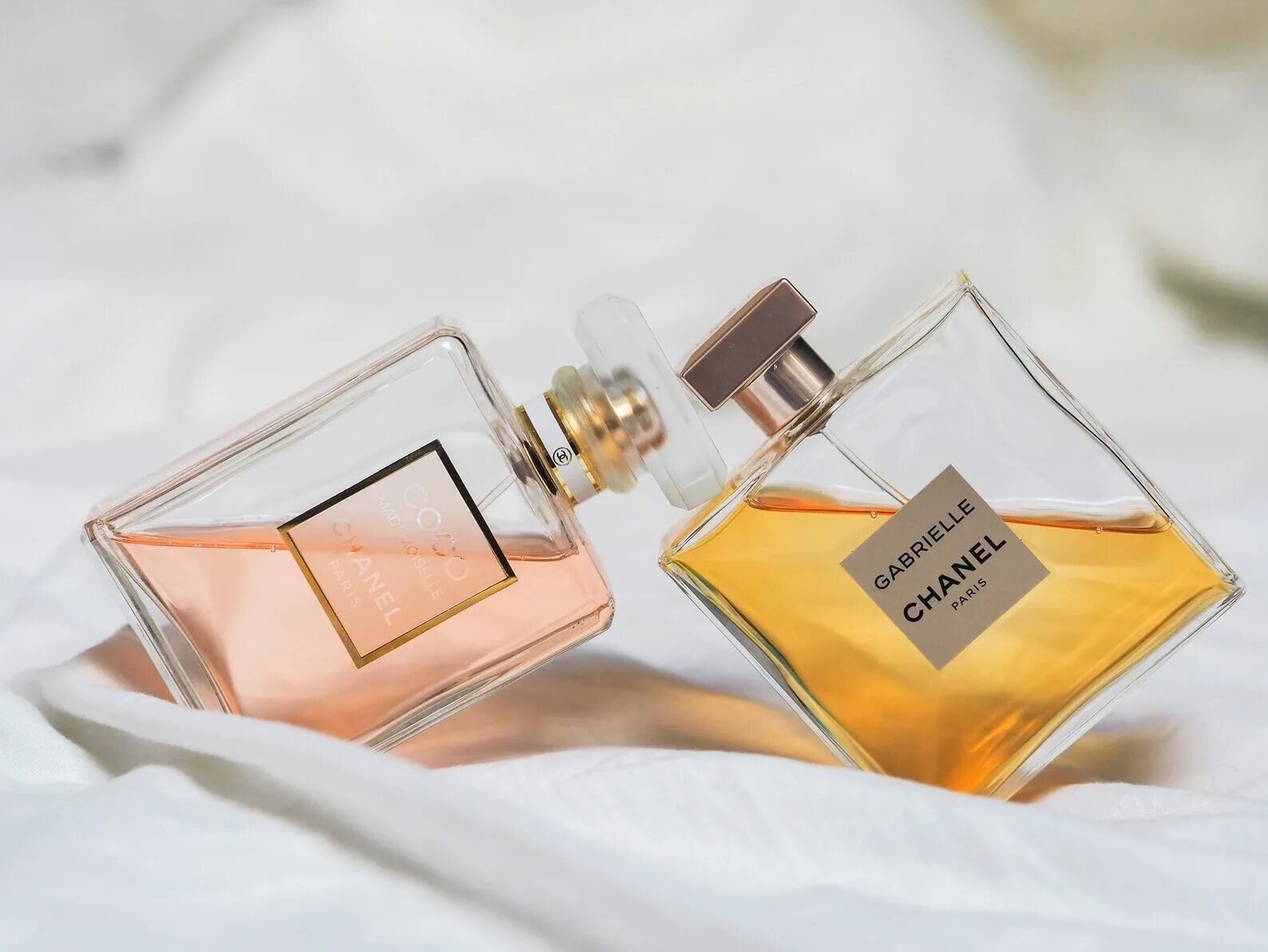 Самый стойкий шлейфовый парфюм. Модные ароматы. Шлейфовые ароматы. Стойкие духи. Популярные ароматы для женщин 2022.