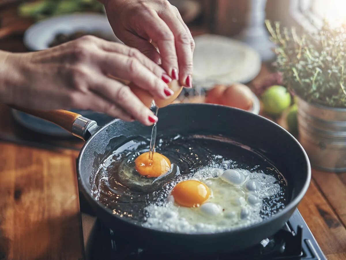 Fry cook. Сковородка для яичницы. Процесс приготовления еды. Еда в сковороде. Еда яичница.