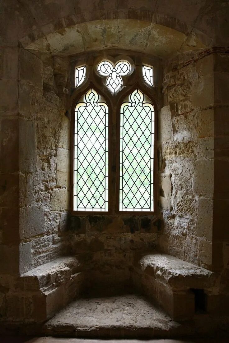В замках были окна. Интерьер замка средневекового Чахтицкий. Аббатство Кастилио. Интерьер готического замка средневековье. Интерьер средневекового замка Готика.