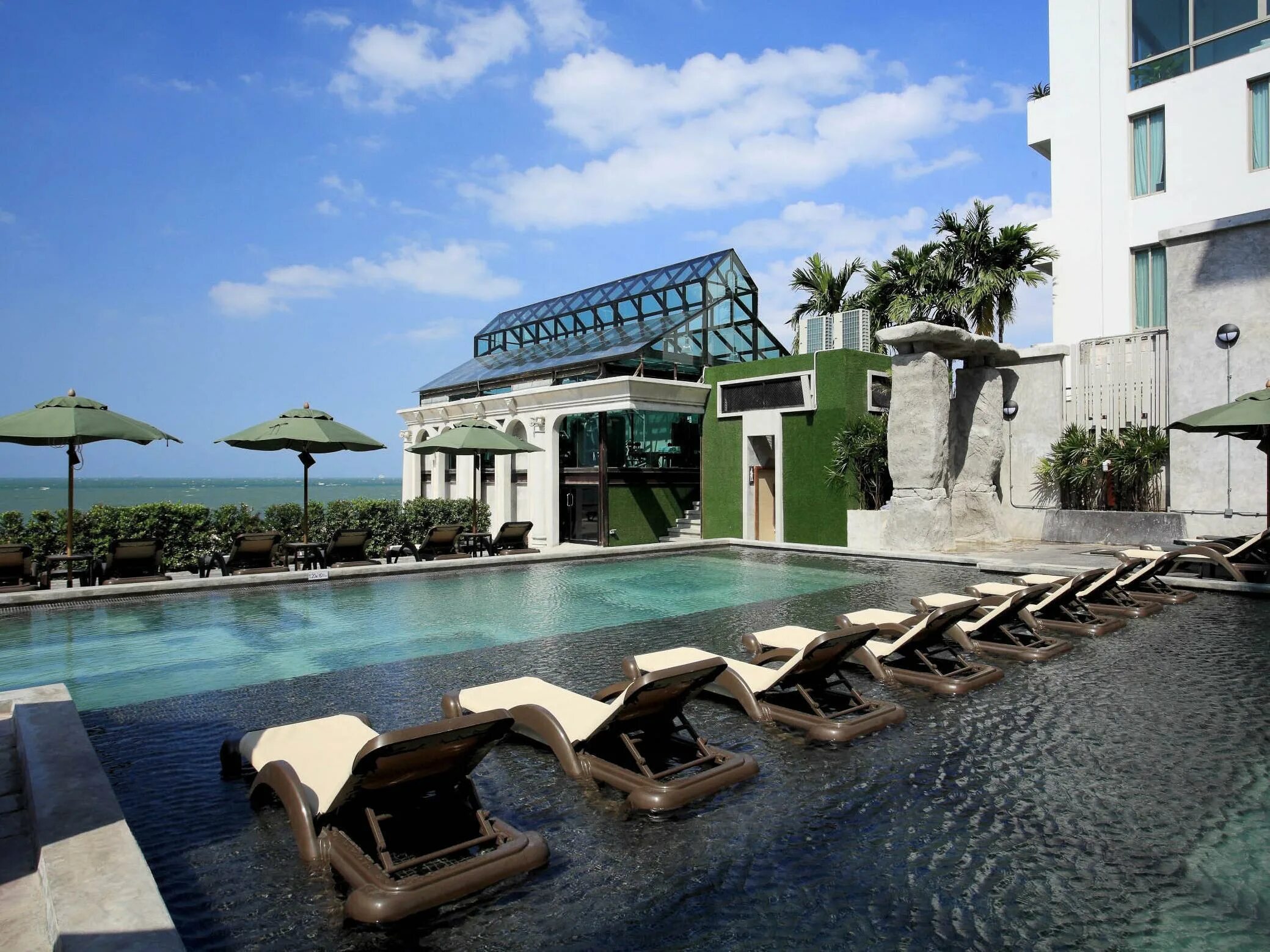 Pattaya modus beachfront. Pattaya modus beachfront. Отель modus тайланд. Отель modus паттайя. Pattaya modus beachfront resort.