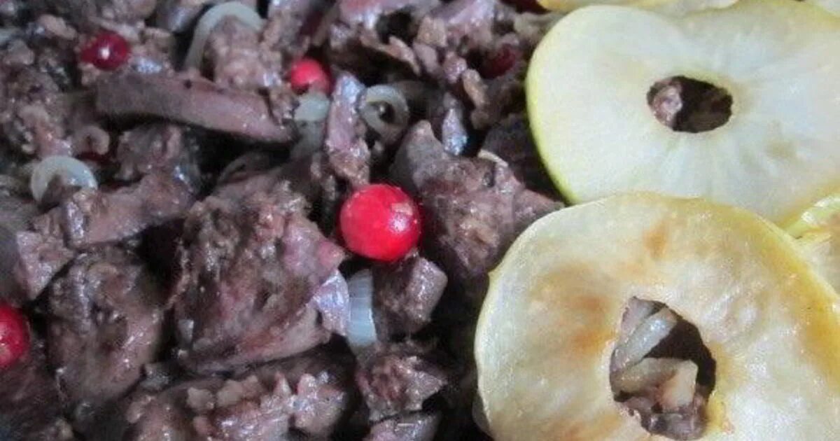 Куриная печень с луком яблоками в духовке. Куриная печень с яблоками. Печень с яблоками в духовке. Печень с яблоками и луком в духовке. Печень с яблоками в духовке в горшке.