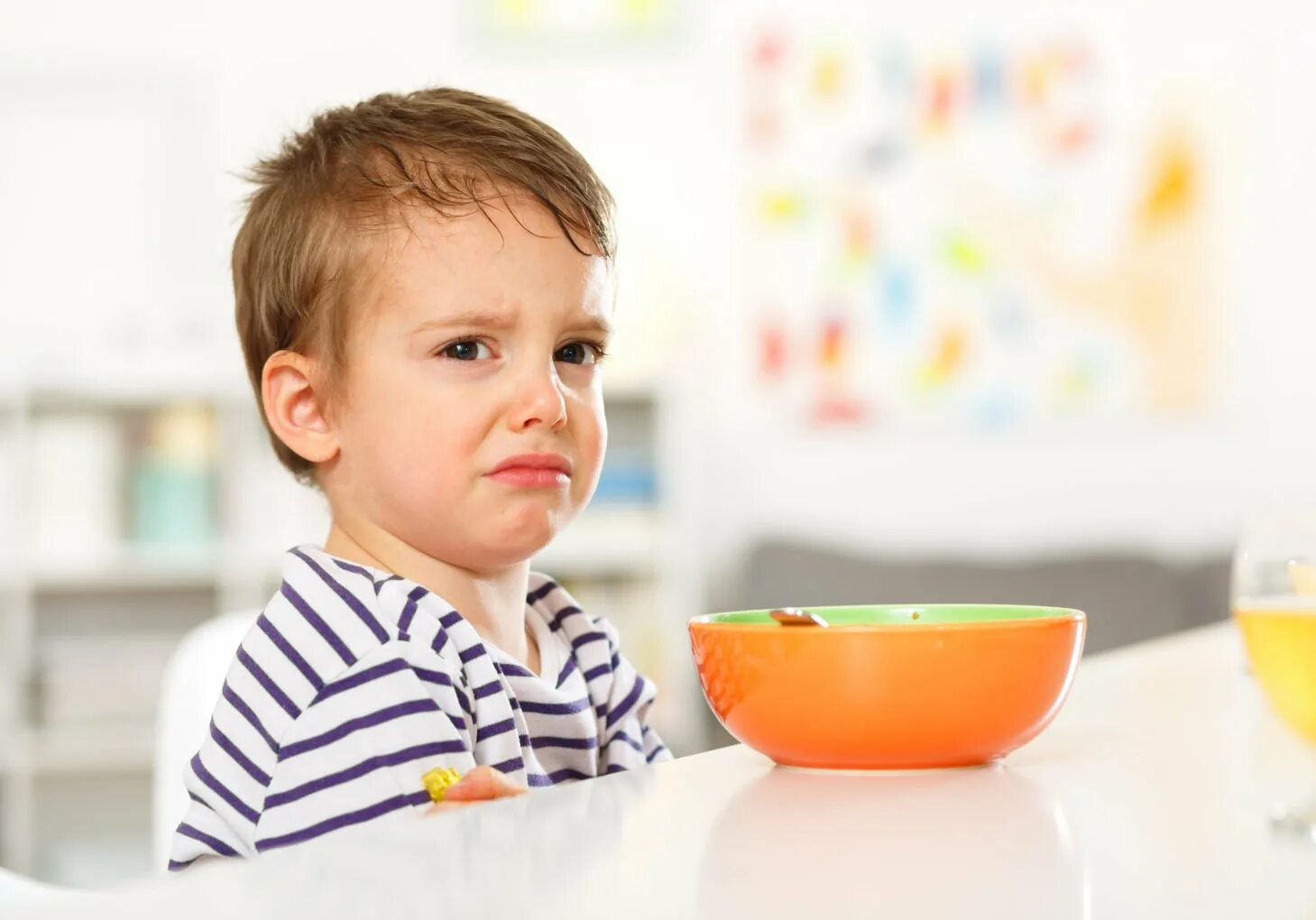 Невкусно получилось. Плохой аппетит у ребенка. Ребенок. Ребенок ест кашу. Ребенок не хочет кушать.