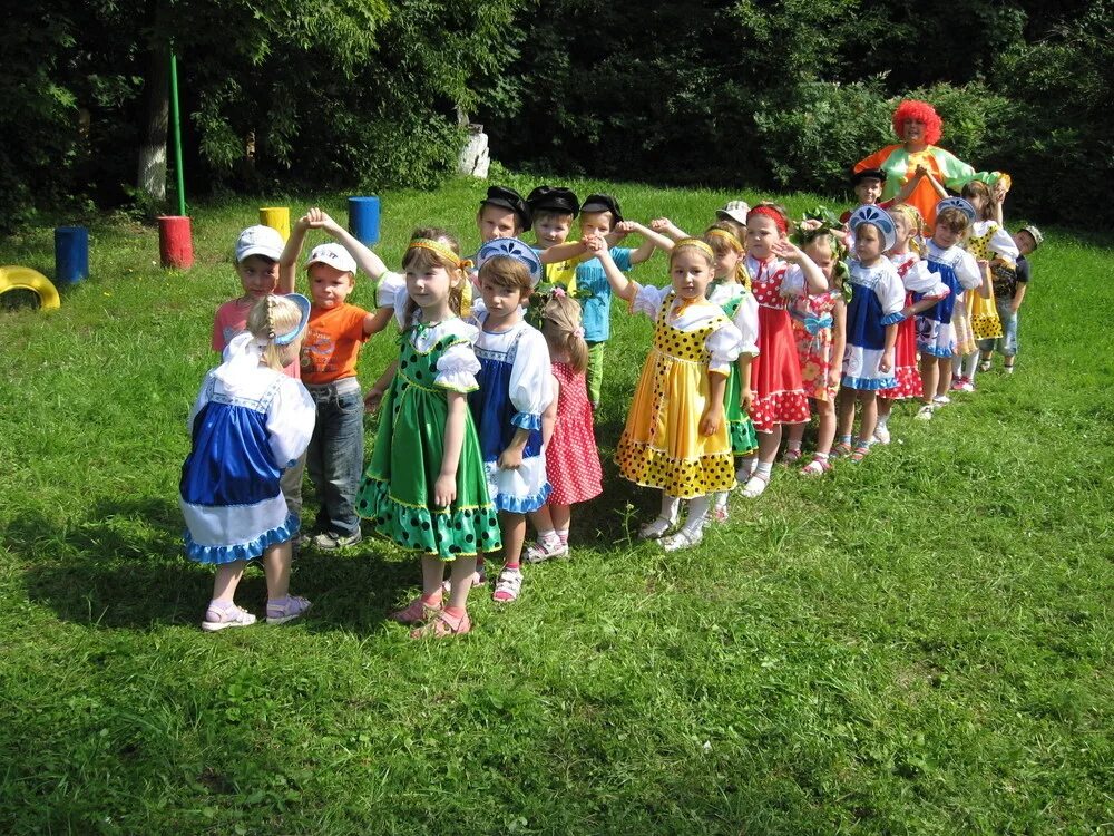 Русские игры картинка. Ручеёк игра народная. Русские народные игры Ручеек. Русская народная игра Ручеек для дошкольников. Ручка игра.