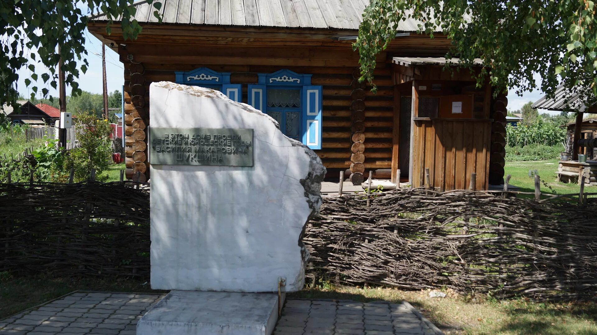 Сростки уровень воды сегодня. Сростки Алтайский край. Дом Шукшина в Сростках. База остров тихий Сростки. Сростки Алтайский край на карте.