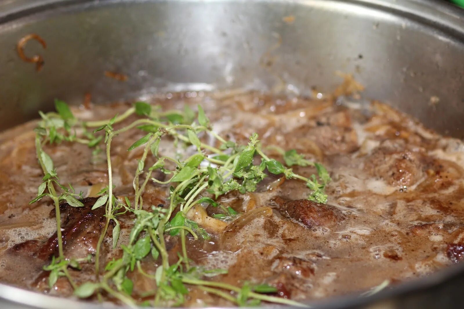 Говядина тушеная в кастрюле с луком. Сколько по времени тушить говядину в духовке. Говядина тушеная в кастрюле с луком. Говядина с горошком. Мясо с тимьяном на сковороде.