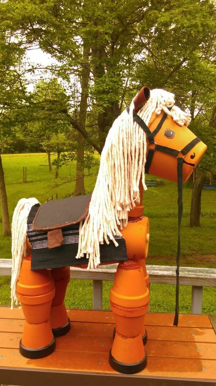 Лошадка из горшков. Лошадка из цветочных горшков. Садовые фигуры из цветочных горшков. Лошадь из цветочных горшков.