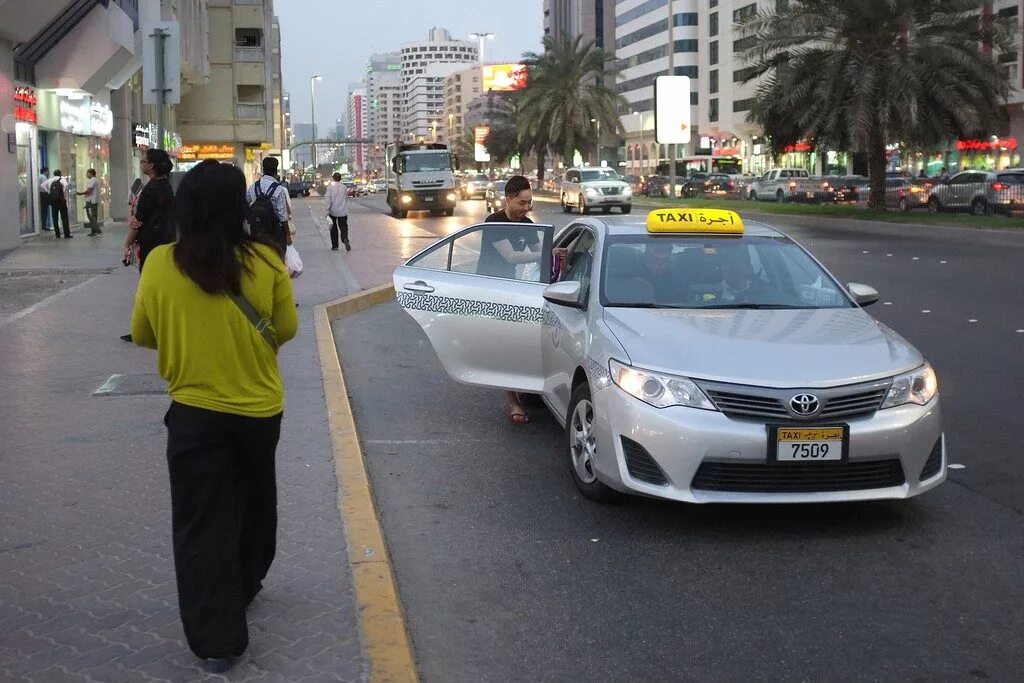 Такси в Абу Даби. Из Абу Даби в Дубай такси. Абу Даби городское такси. Careem такси Дубай. Таксисты дубай