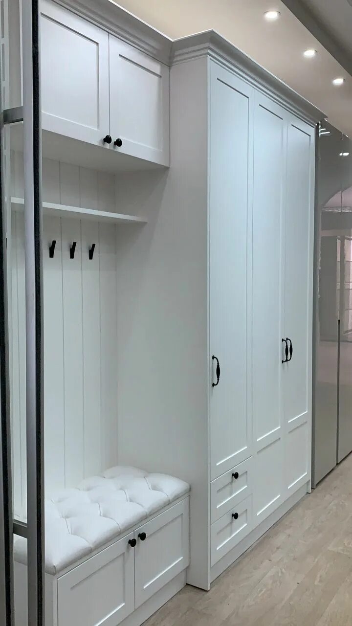 Белая прихожая в современном Arredamento casa, Idee per la casa, Arredamento