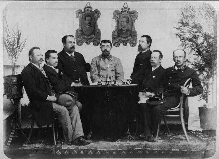 Чиновник xix века. Чиновник российской империи. чиновники 20 века. чиновники царской россии. дореволюционная россия чиновники.