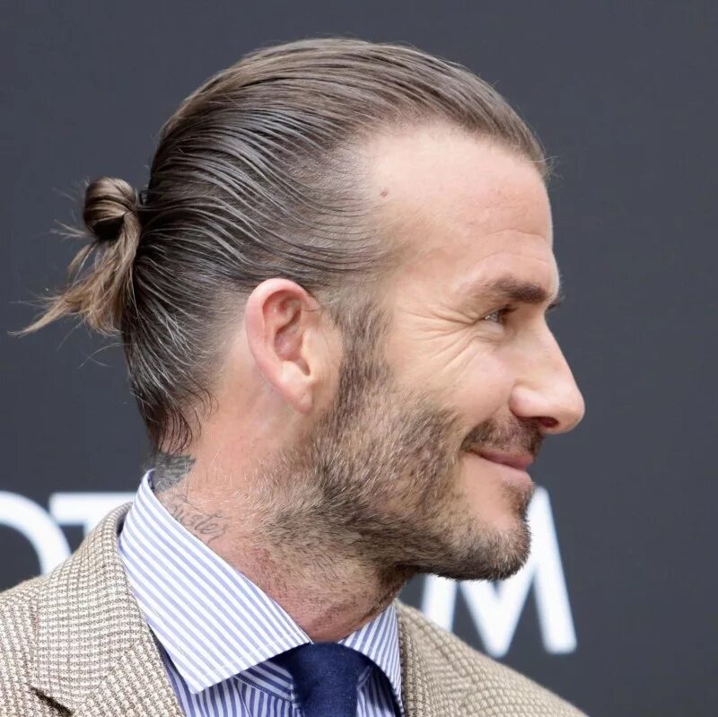 David Beckham. Дэвид Бекхэм топ кнот. Дэвид Бекхэм прически. Джуд Лоу залысины.