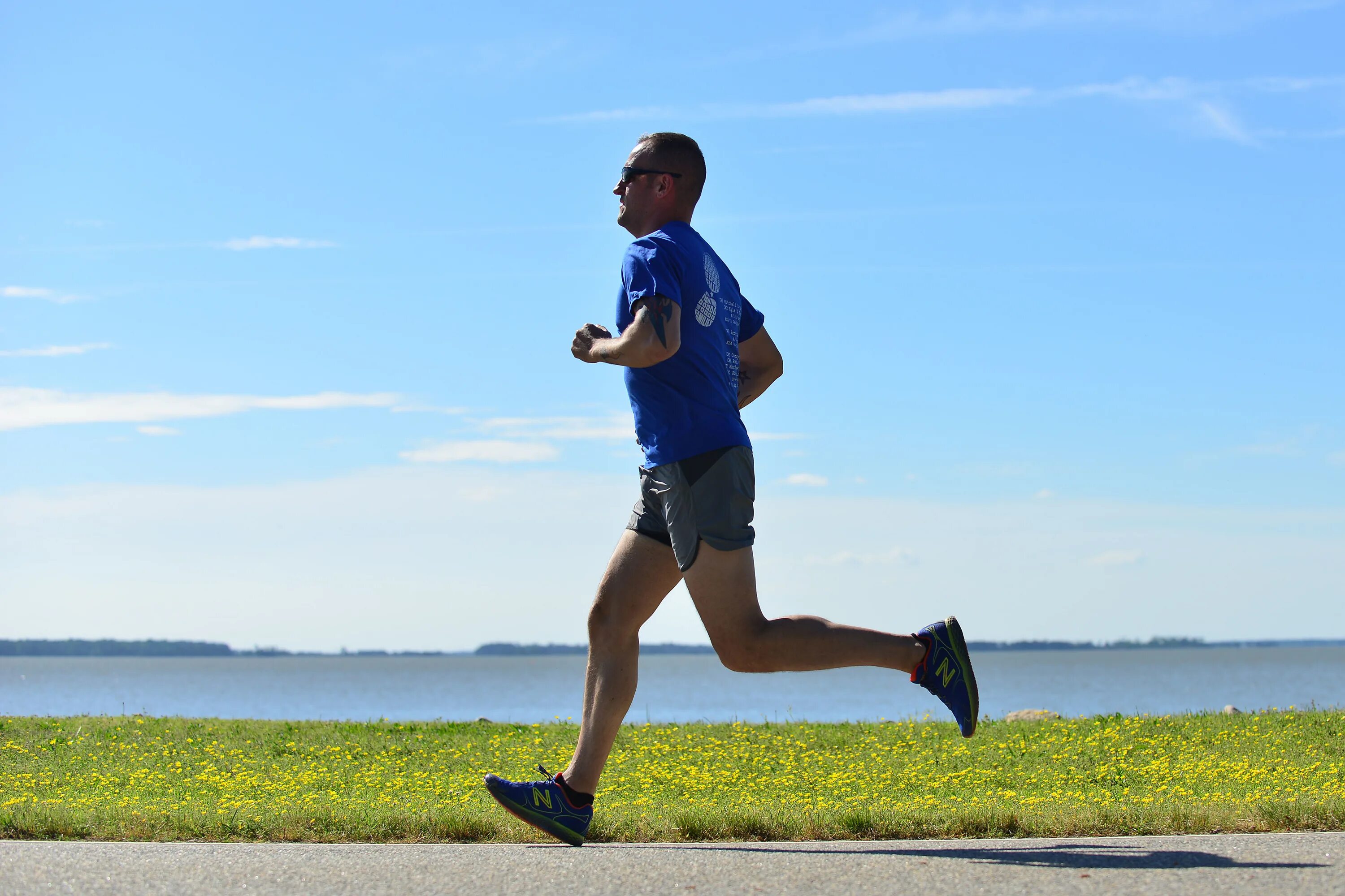 Динамо Бегущий человек. Бегущий человек на синем фоне. Картина бег. Running фото в высоком качестве. Бежать голодный