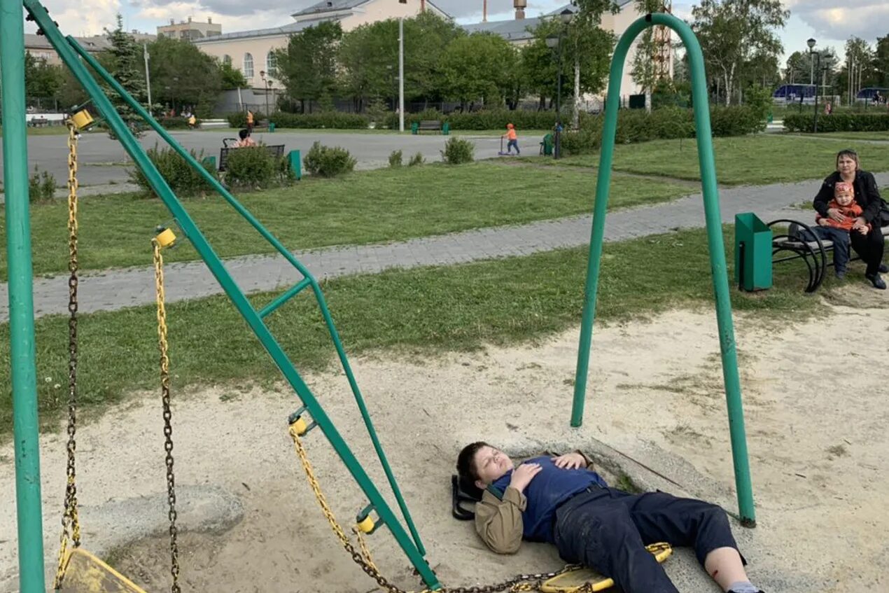 спортивные площадки в парке швейцария. Kenguru pro воркаут. детская площадка перед администрацией советского района. спортплощадка воркаут тольятти альбатрос. огромные качели.