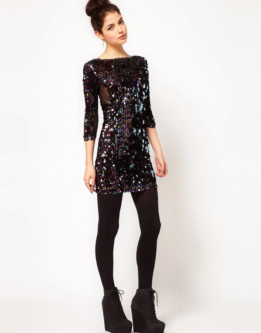 платье с черными колготками. платье kira plastinina золотое. платье с пайетками и черные колготки. обувь для черного платья с пайетками. туфли к серебристому платью с пайетками.