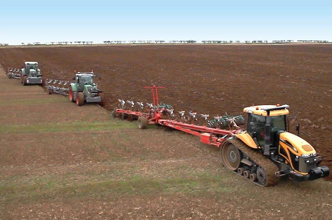 Фендт 1050 с сеялкой. Джон Дир трактор на вспашке. Трактора Fendt пахота. Плуг Амазон 7+1. Тянет плуг в борозду