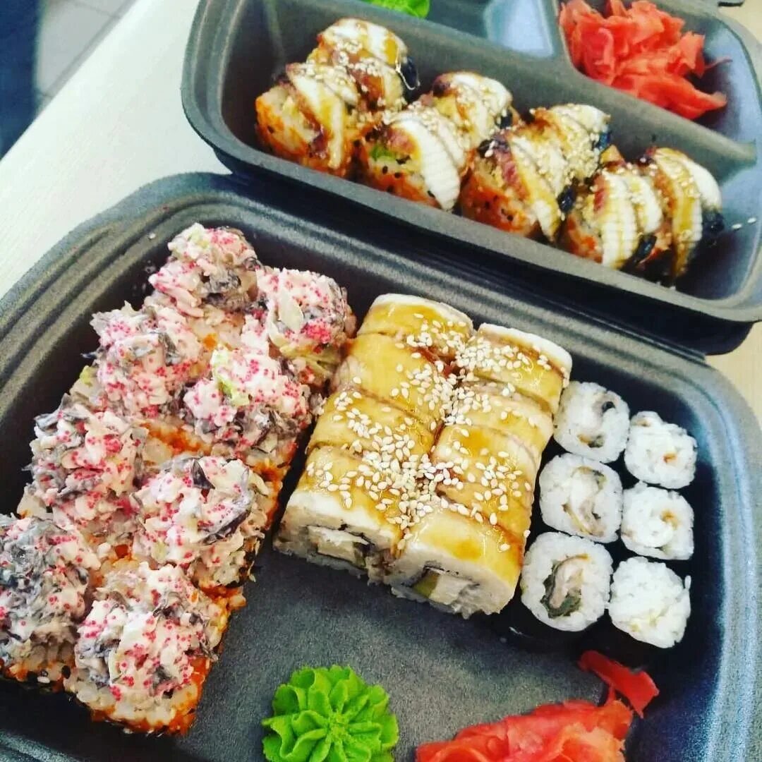 суши роллы с доставкой на дом. много роллов. суши роллы с доставкой на дом. роллы на столе. суши роллы с доставкой на дом.