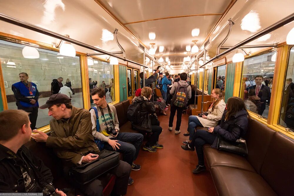 Время между поездами в метро. Вагоны Московского метрополитена. Вагон метро. Поезд метро. Вагон метро внутри.