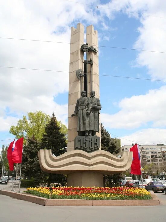 Памятники царицына. Памятник основателям Царицына-Волгограда. Волгоград Сталинград Царицын памятник. Памятник отцам основателям Волгоград. Памятник стрельцам в Волгограде.