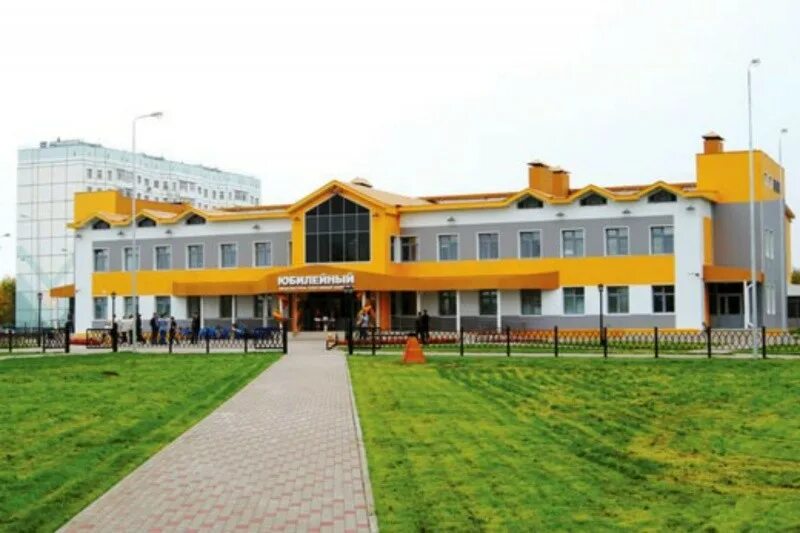 Спортивные сооружения нижневартовск. Мира 29 нижневартовск. Школьный стадион дианова. Излучинск хмао. Спортивные сооружения нижневартовск.