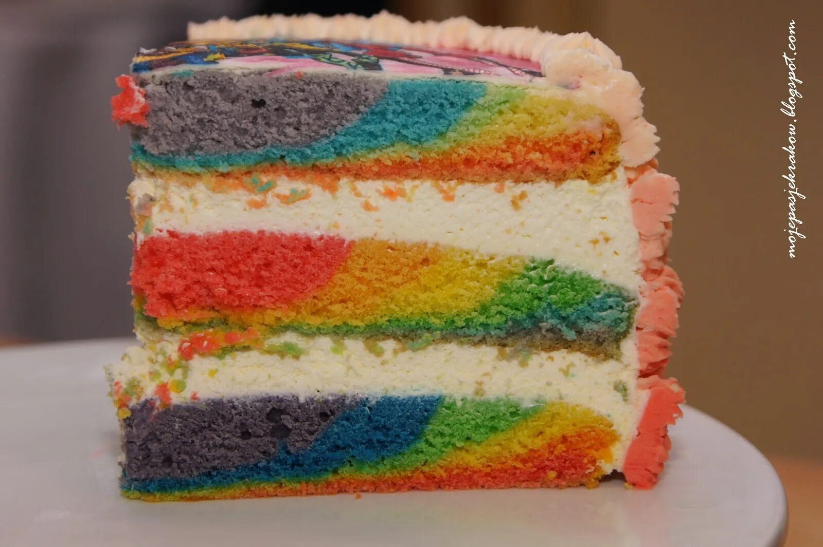 Какие красители для торта. Краситель для торта. Торт Радуга с натуральными красителями. Пищевой краситель для торта. Съедобный краситель для торта.
