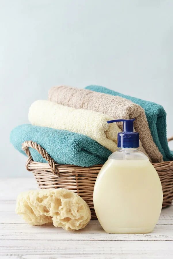 Полотенце моющие средства. Мыло и полотенце. Полотенца моющий. Шампунь и полотенце. Жидкое мыло полотенце на белом фоне.