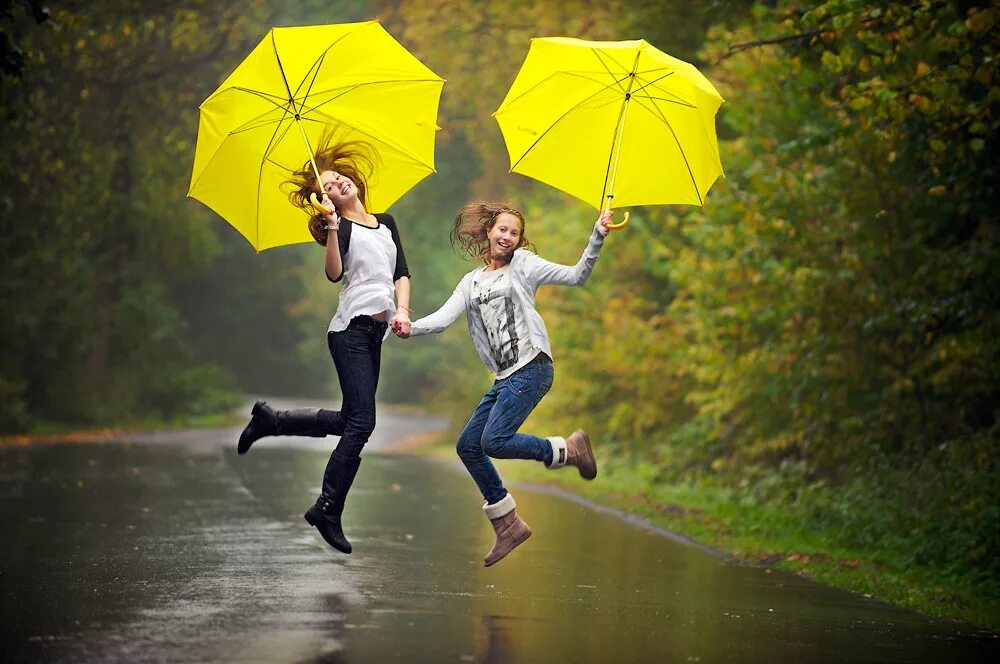 Друзья под дождем. Подружки под дождем. Татьяна устьянцева живопись. Ольга симонова три девицы под дождем. Влюбленные под дождем.