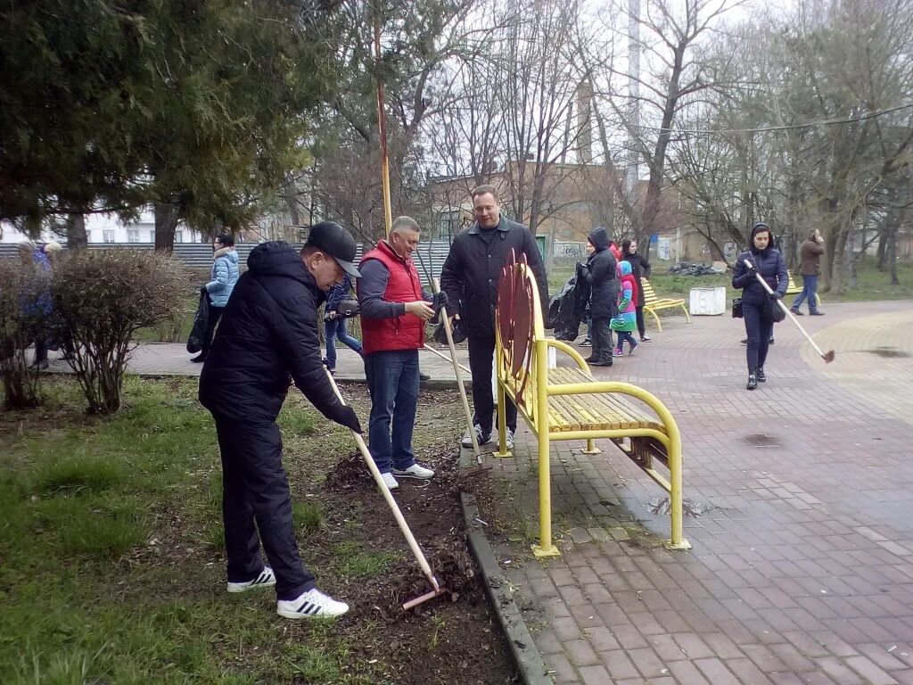 Новости батайское время. Субботник в Батайске. Субботник в Батайске в школе. Аллея Панфилова Батайск. Парк на Панфилова в Батайске.