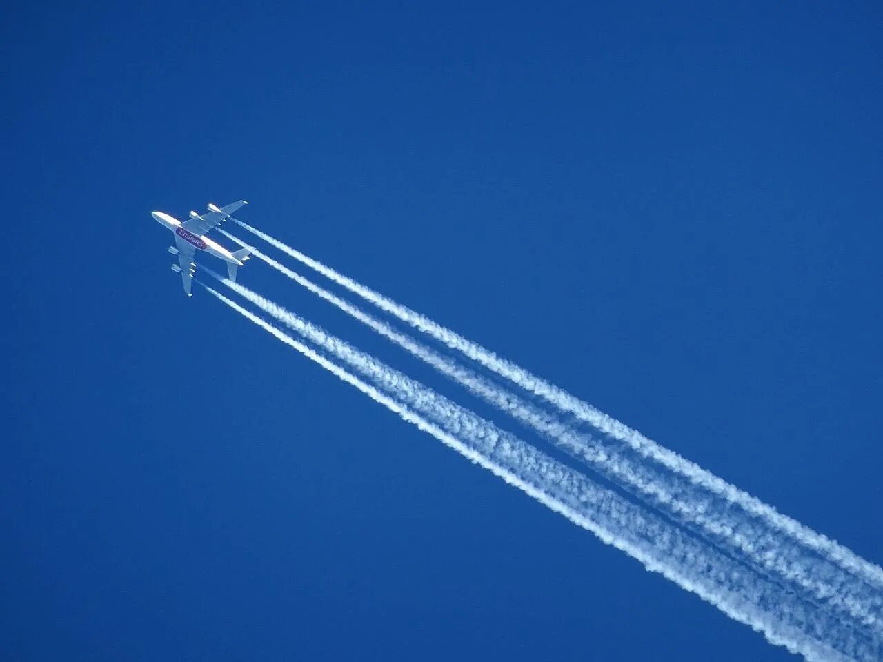 Почему след от самолета. Инверсионный след Airbus a340. Инверсионный след ил 96. Инверсионный след Боинг 747. Инверсионный(конденсационный) след.