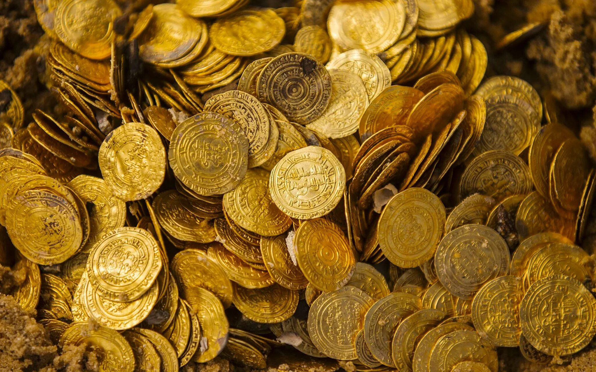 Пятистами монетами. Монета Золотая. Клад золото. Клад золотых монет. Золото клады сокровища.