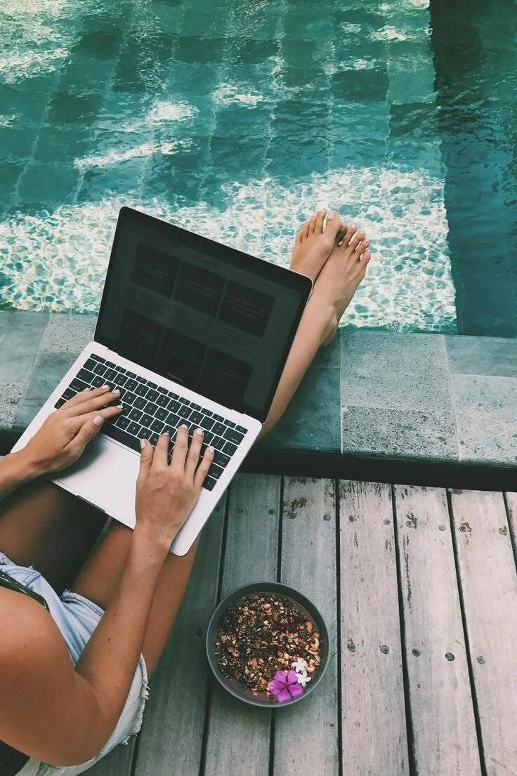 Удаленная работа. Девушка с ноутом. Девушка с ноутбуком. С ноутбуком на море.